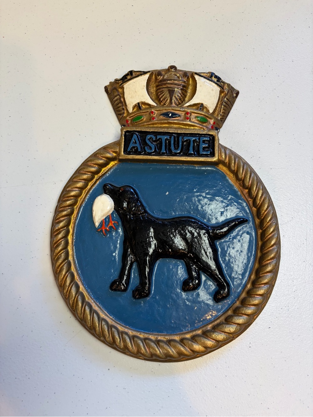 Vintage S 119 HMS ASTUTE Tampion crest badge Royal Navy Submarine Cast Iron Dog